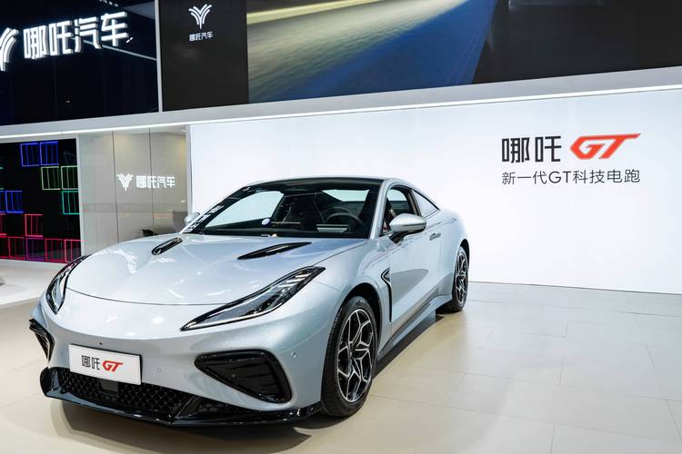 深圳250哪吒汽车在智能汽车领域的表现，领途汽车在新能源汽车市场中的影响力